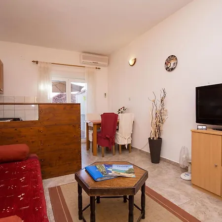Apartment Ruhiges Mit Terrasse In Strandnaehe By Interhome Zadar